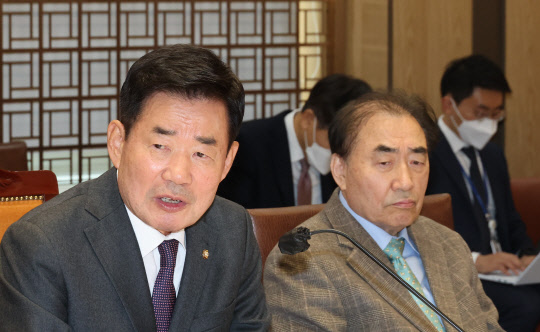 김진표 국회의장이 31일 서울 여의도 국회에서 열린 헌법개정 및 정치제도 개선 자문위원회 제2차 전체회의에서 발언하고 있다. 연합뉴스.